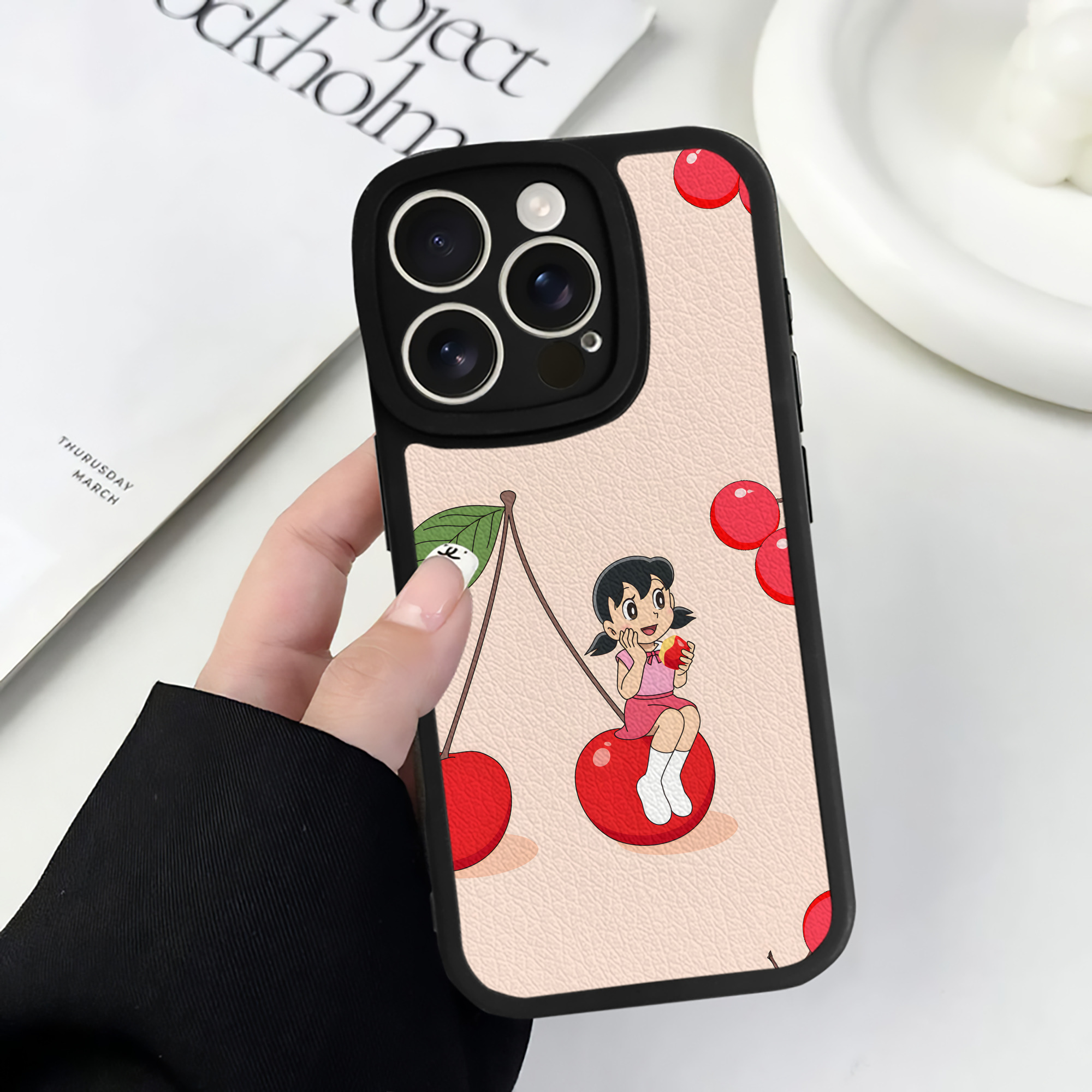 （画像用） ドラえもん Doraemon 【iPhone 16シリーズ対応】シリコンスマホケース（レザー調） 材質：シリコン